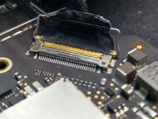 LVDS-Connector | Verbindung zwischen Display und Mainboard LVDS-Connector - Display-Kabel an einem Apple MacBook Air